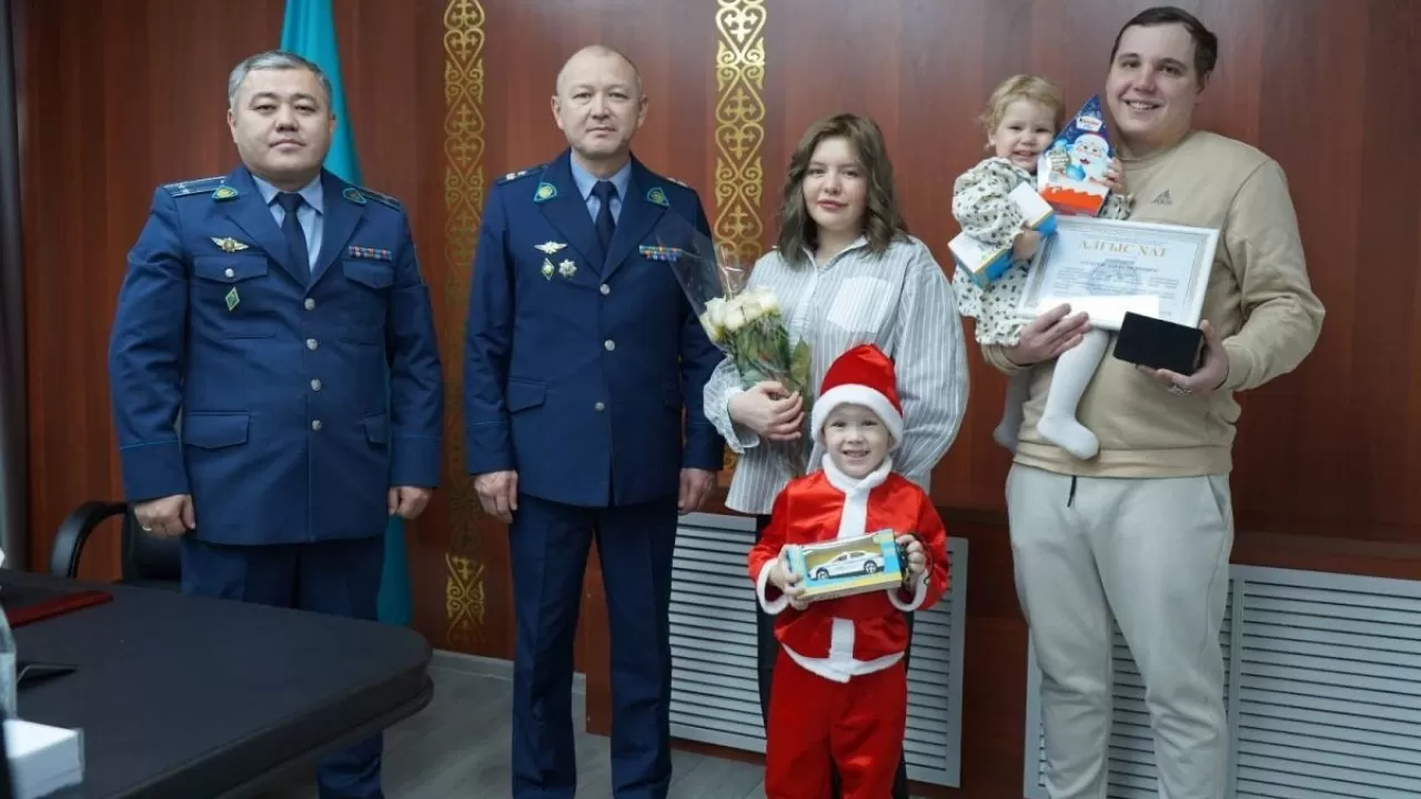 Павлодар облысында зейнеткерді алаяқтардан құтқарған такси жүргізушісі марапатталды