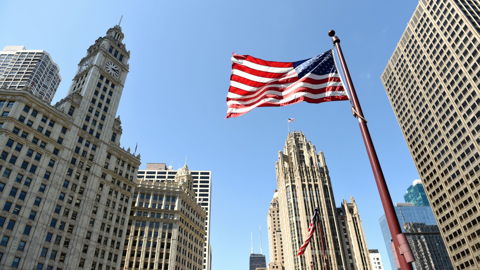 АҚШ бірнеше күн ішінде 1,3 млрд долларға "алтын" грин-карта сатқан