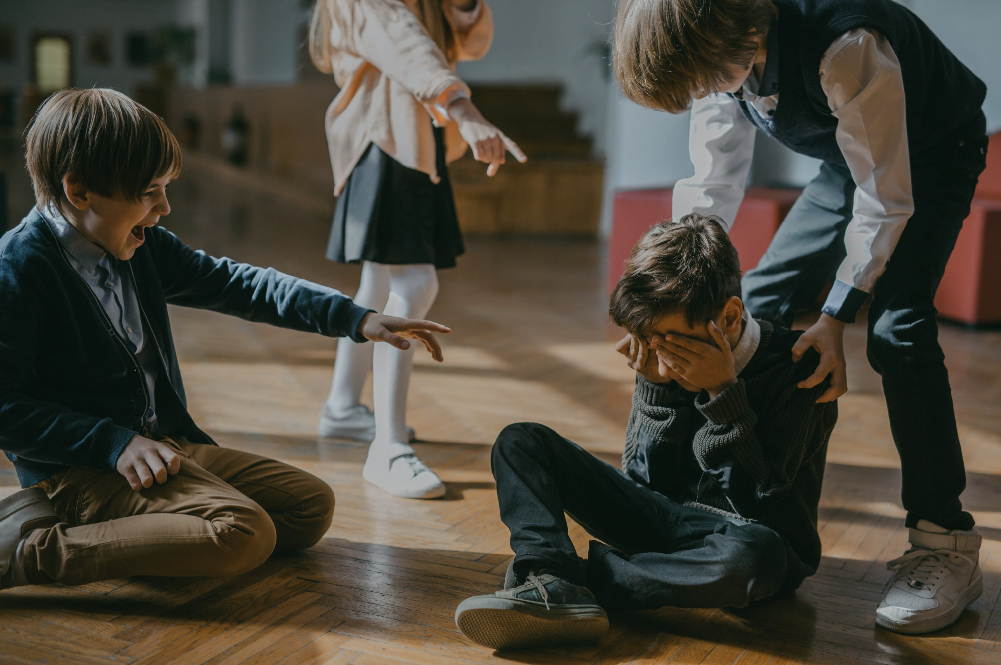 Мектеп оқушылары өзінен кішілерге күш көрсетуін доғарар емес