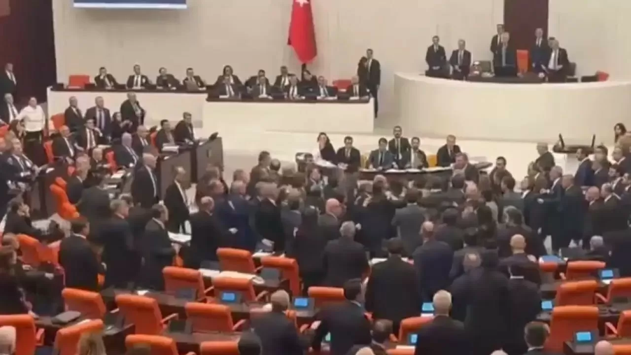 Түркияда депутаттар төбелесіп қалды