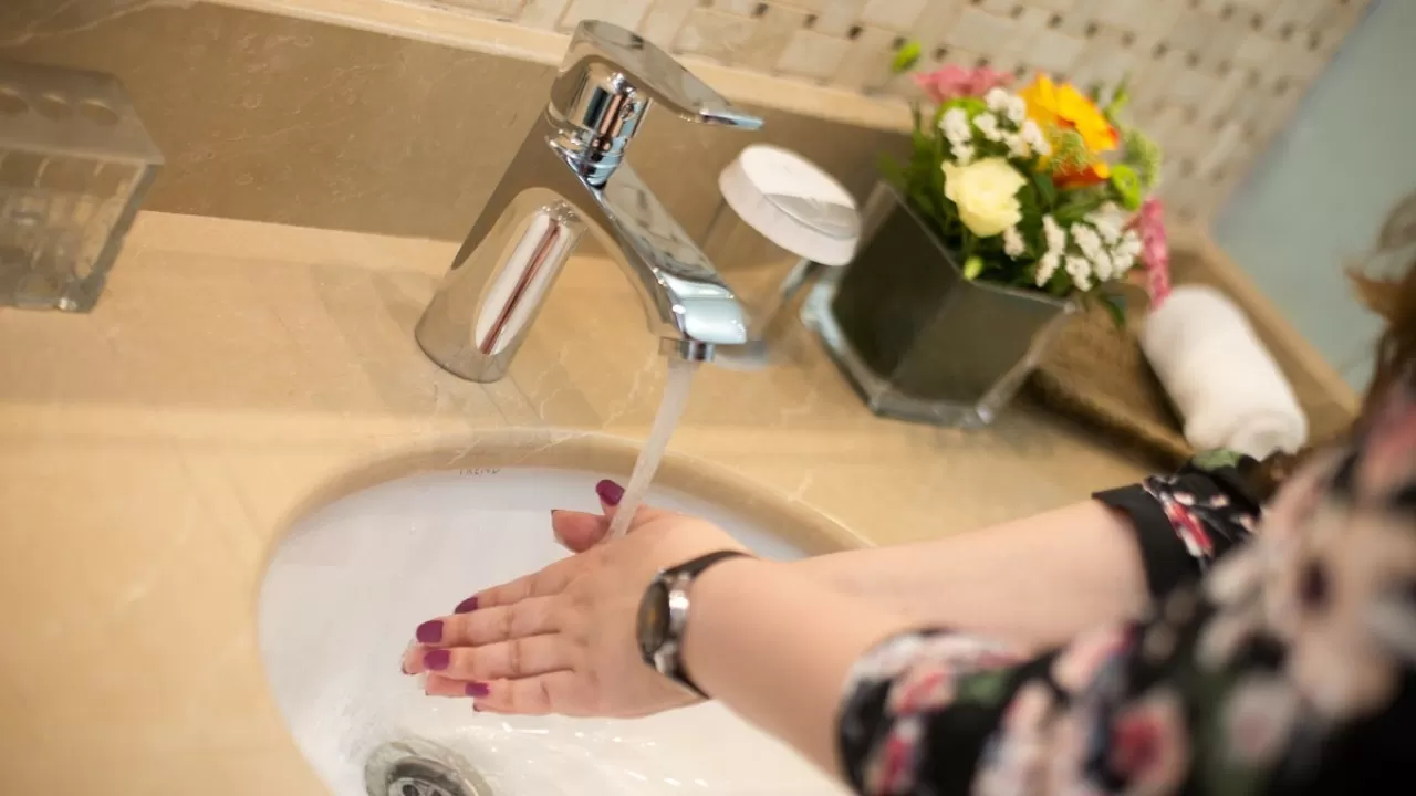 Ақтауда құбыр жарылып, бірнеше шағынаудан сусыз қалды