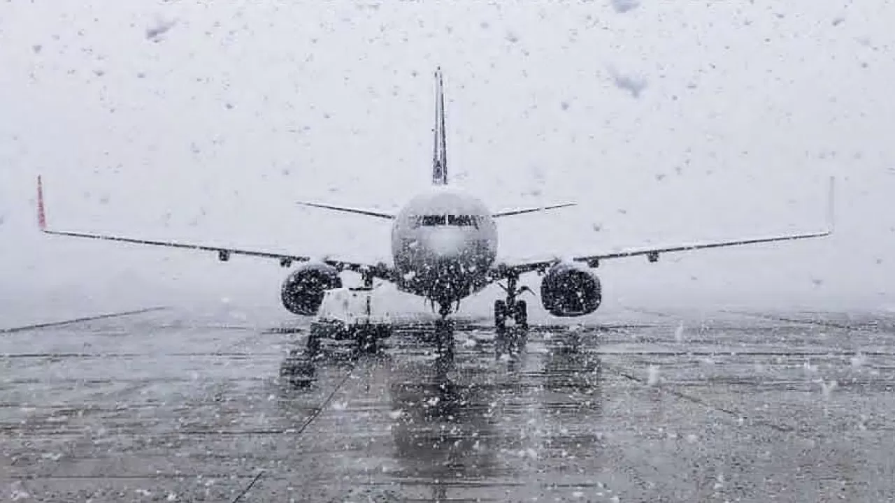 Небывалый снегопад в Турции: отменены более 130 рейсов 