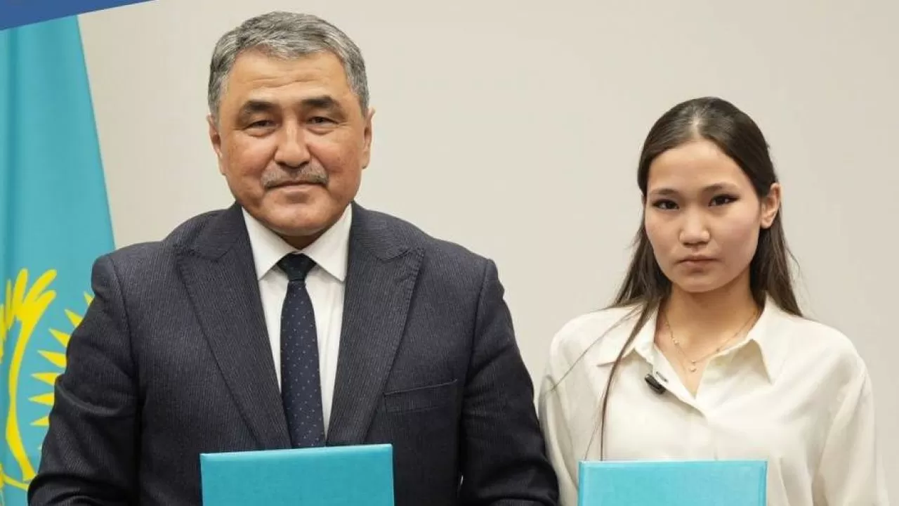 Министр Нұржан Нұржігітов ауадан су жинауға арналған ғылыми жобаның авторымен кездесті