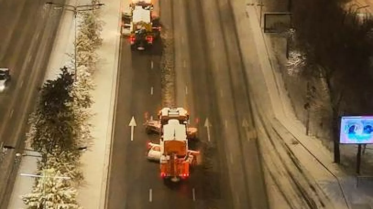 Алматы завалило снегом: организовано круглосуточное дежурство 