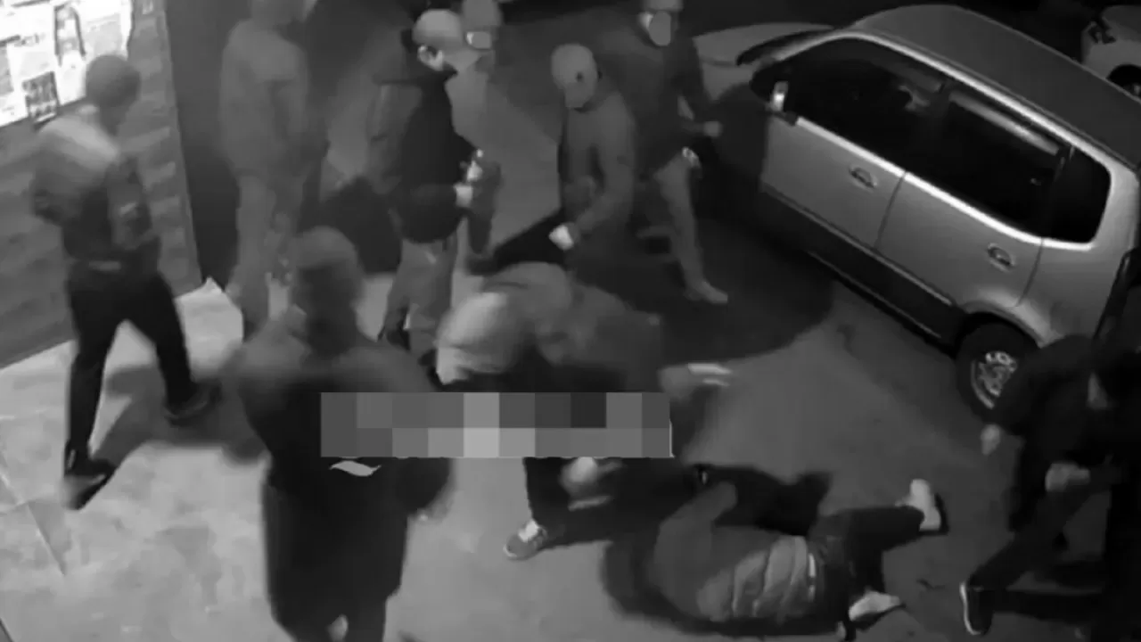 Алматы облысында көшеде кетіп бара жатқан жігітті соққыға жыққан екі адам ұсталды