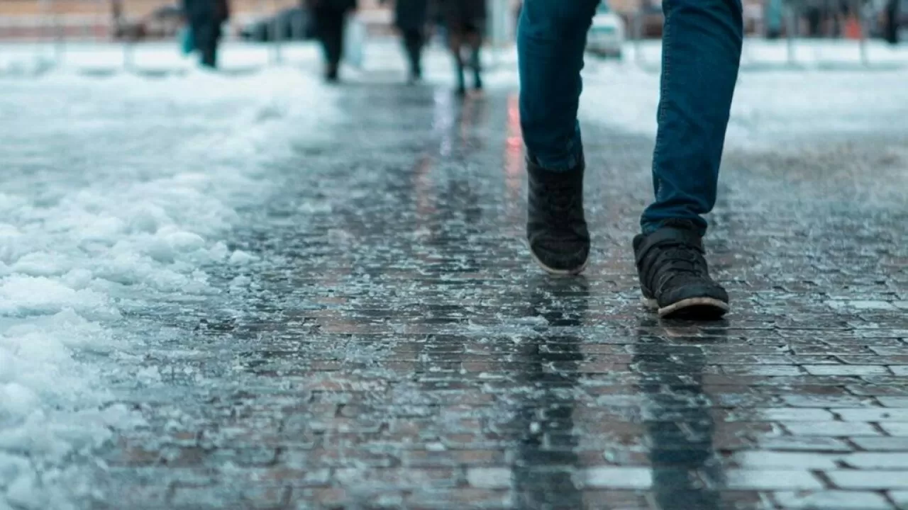 Дождь и гололед в Астане: коммунальные службы работают в усиленном режиме