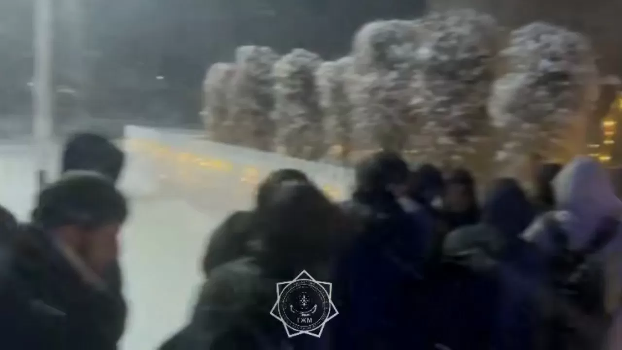 Құтқарушылар жолда тұрып қалған 100-ден астам адамды эвакуациялады