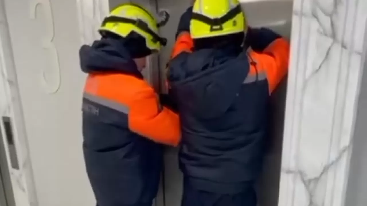 В Астане спасатели освободили женщину из лифта 