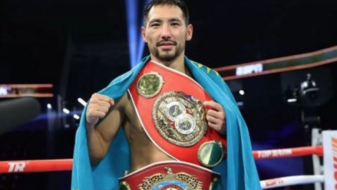 Во сколько и где казахстанцы увидят бой Жанибека Алимханулы за три чемпионских пояса