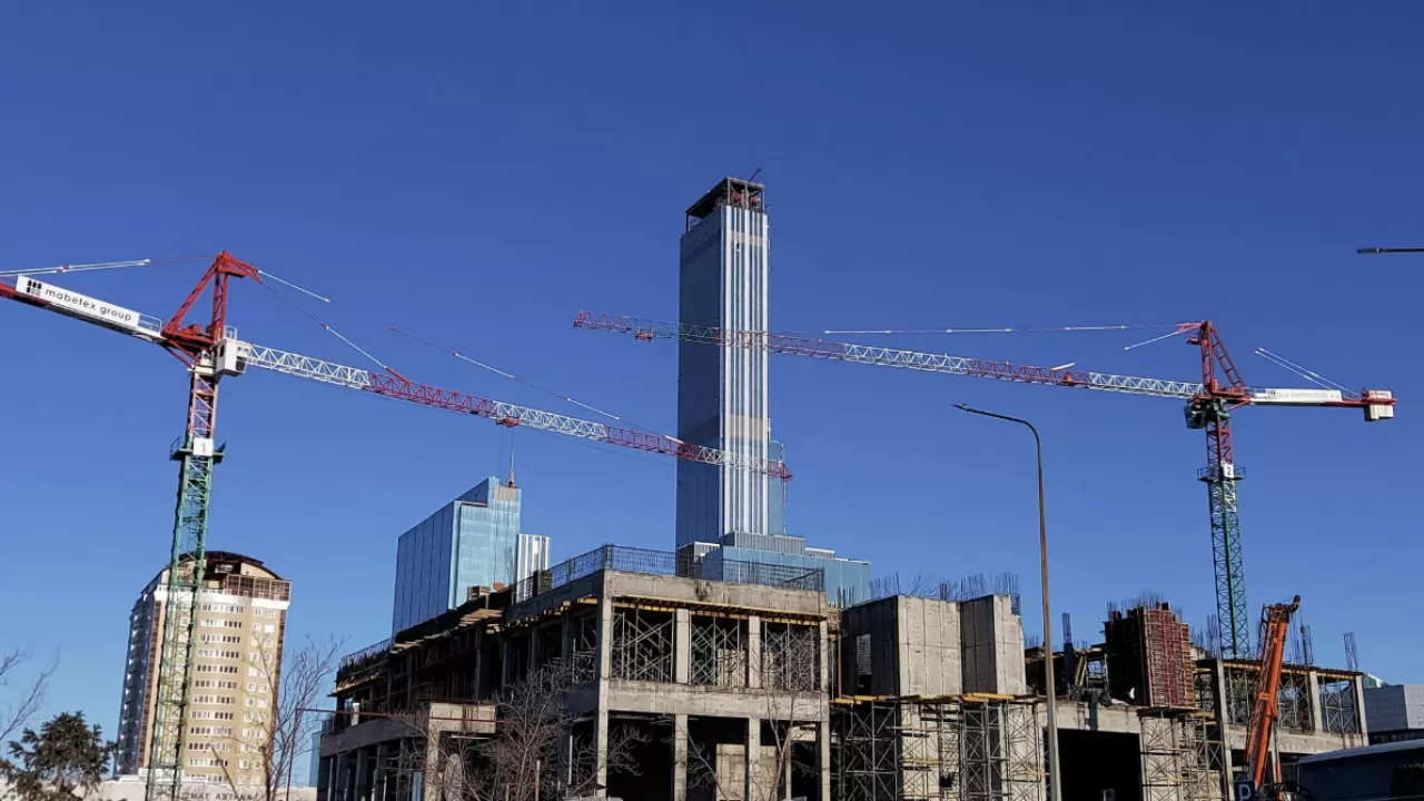 Астанада құрылысшы биіктіктен құлап мерт болды