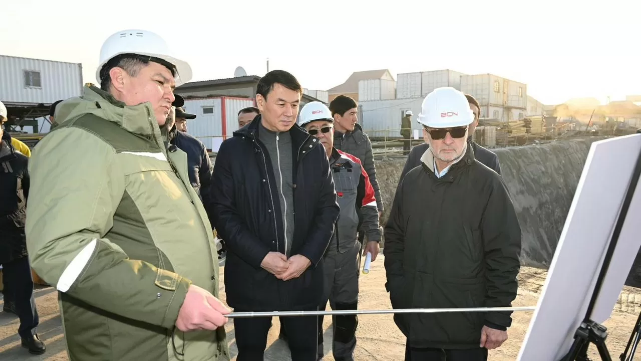 Аким Алматы проверил ход строительства станции метро "Калкаман" 