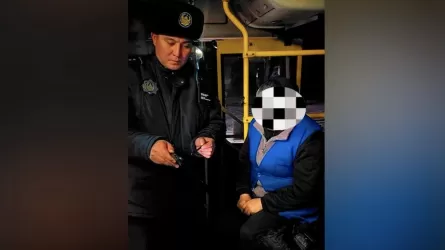 Абай облысында кондуктор жолақысын төлей алмаған баланы автобустан түсіріп жіберген