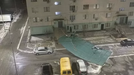 Атырауда дауыл тұрғын үйлердің шатырын ұшырып әкетті