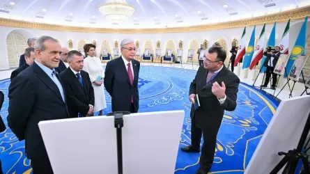 Президентам РК и Ирана показали исторические рукописи по Казахстану 