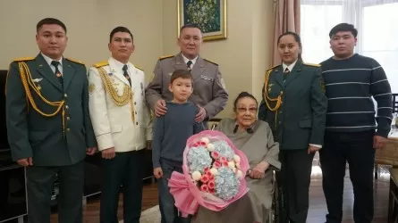 Бибигуль Тулегенову поздравили с оркестром в Алматы