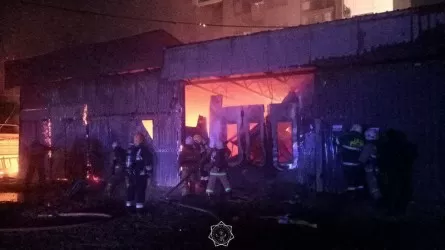 В Алматы вспыхнул пожар на СТО 