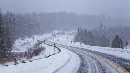 В трех областях Казахстана ограничили движение на трассах 
