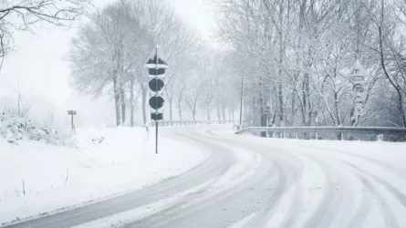 Участки дорог закрыли в трех областях Казахстана