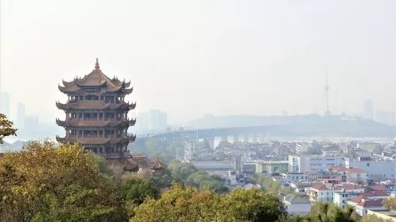 Управляемые дожди, рекорд по электромобилям и рост долголетия: что происходит в КНР