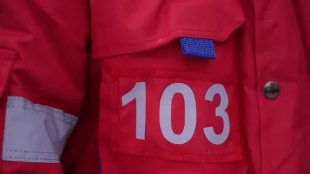 Бригада врачей встретила самолет Lufthansa в аэропорту Алматы 