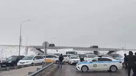 Қарағанды&ndash;Теміртау жолында 500-ге жуық көлік кептелісте қалды