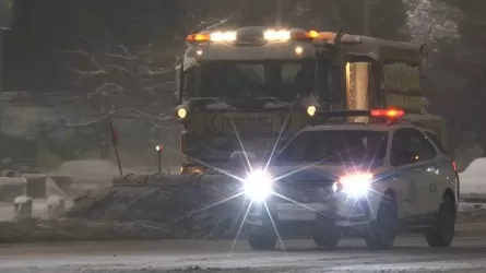 Десятки ДТП, травмы и отмена рейсов: итоги первого снегопада в Алматы 