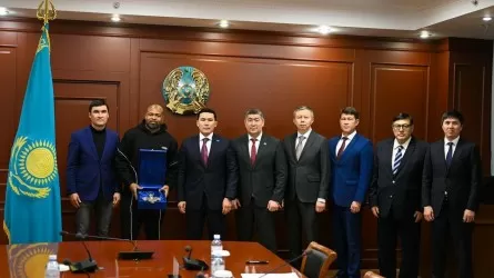 Ербол Мырзабосынов әйгілі боксшы Рой Джонспен кездесті