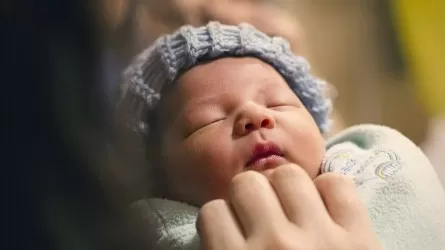 Жаңа туған нәрестемен Қазақстаннан кетпек болған Қытай азаматтары ұсталды