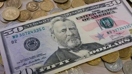 Курс тенге продолжил свой путь вниз