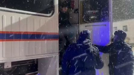 Как экстренные службы спасают казахстанцев на заснеженных дорогах 