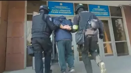 Алматыда баланы аяусыз тепкен ер адам қамалды