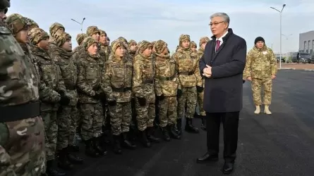 Токаев познакомился с юными воинами из Тараза