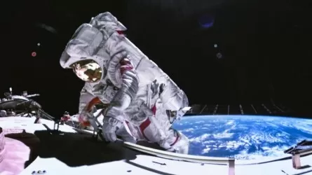 Первый выход в открытый космос завершил экипаж "Шэньчжоу-21" 