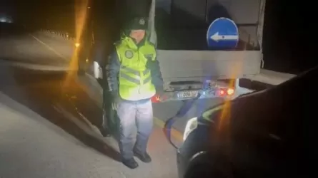 Ақмола облысында полицейлер жолда қалған жүргізушілерге көмек көрсетті