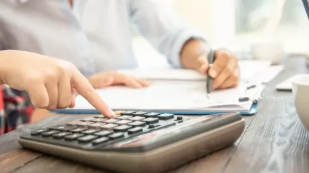 Ақтөбеде зейнеткерлердің атына несие рәсімдеген банк менеджері ұсталды