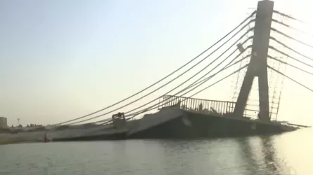 Обрушение крупного моста в Индии попало на видео