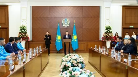 Бектенов Сурдлимпиада ойындарына қатысқан Қазақстан спортшыларын марапаттады