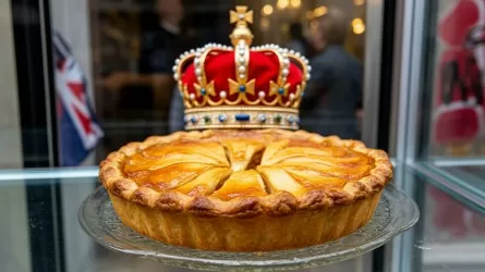 Яблочный протест: кто бросил пирог с кремом в корону Британской империи
