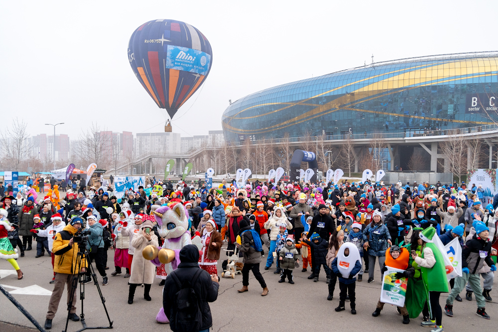 Деды Морозы и Снегурочки пробежали по улицам Алматы