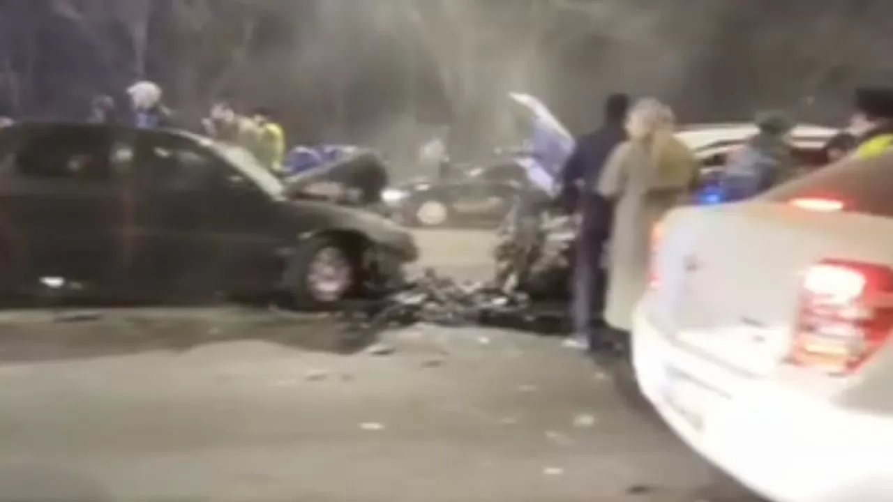 В Алматы столкнулись четыре автомобиля: трое человек пострадали