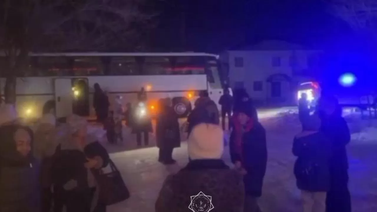 Абай облысында автобус жолда қалып, 35 адам эвакуацияланды