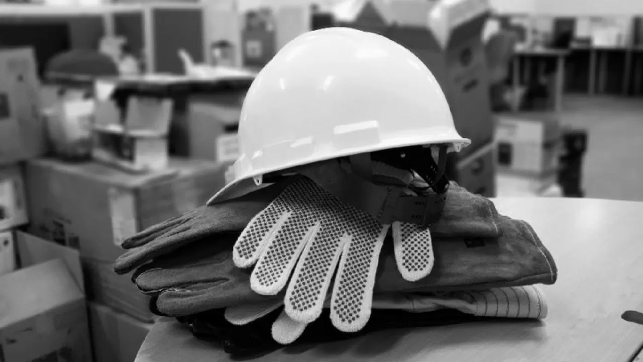 "Біреуі қаза тапты": Петропавлда екі жұмысшы биіктен құлап кетті