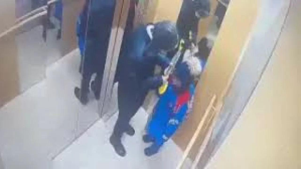 "Адам басына түспей, түсінбейді": Лифтте балаға шабуыл жасаған жасөспірімнің анасы жылап қалды