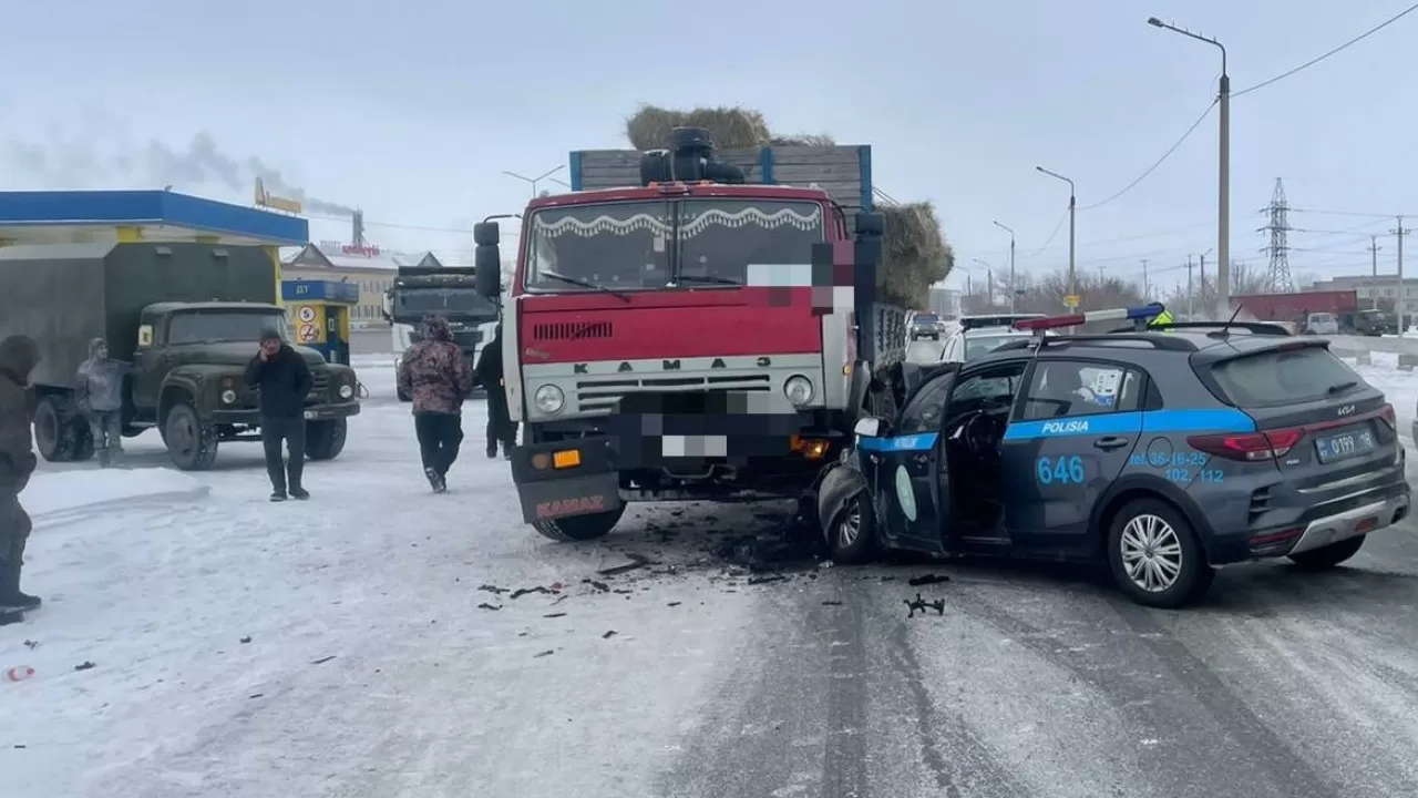 Полицейское авто попало под КамАЗ: момент ДТП попал на видео