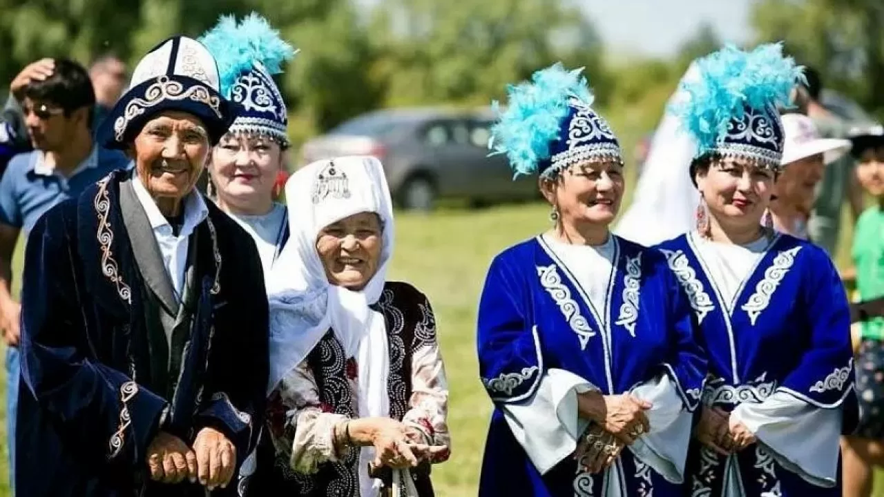 Этникалық қазақтарға Қазақстанда 10 жыл өмір сүруге рұқсат беретін карта берілді