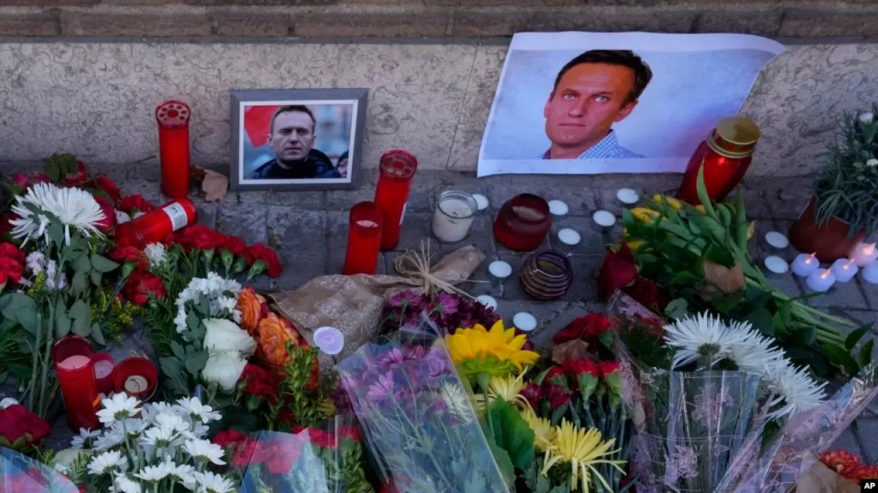 Акции памяти проходят в годовщину со дня смерти Алексея Навального 