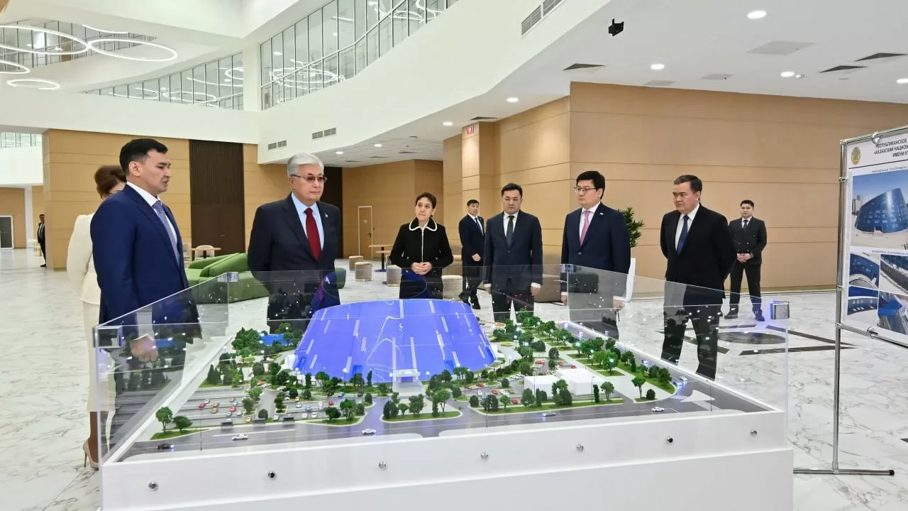 Президент Қазақ ұлттық өнер университетіндегі жүрзіліп жатқан жөндеу жұмыстарымен танысты
