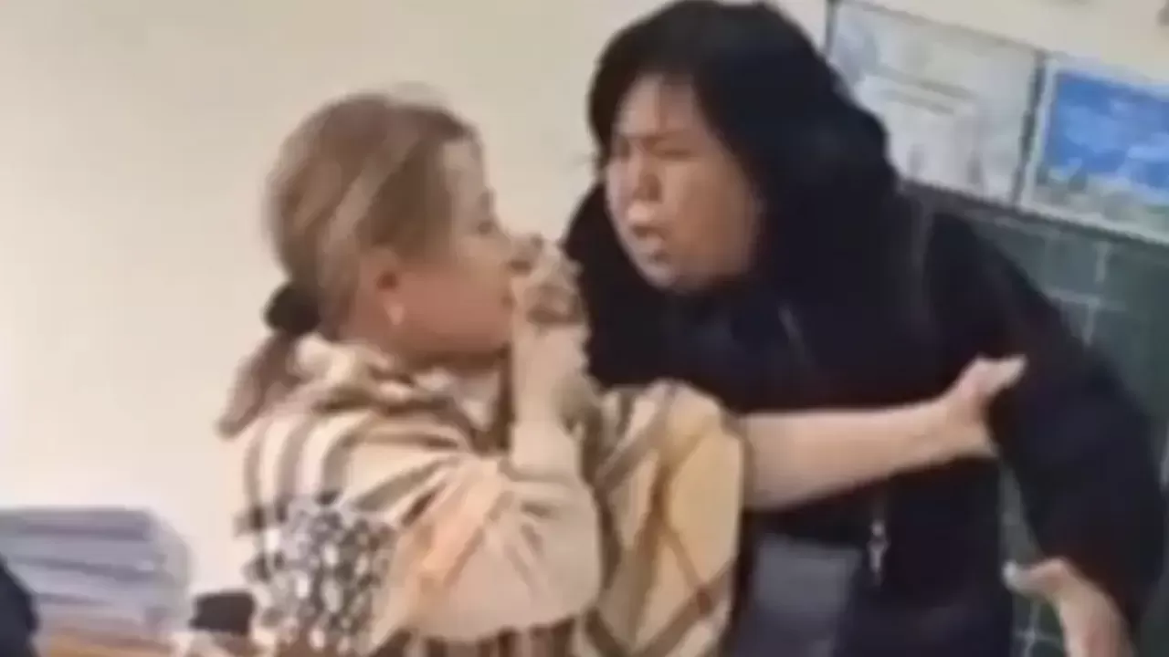 Оқушының анасы сыныпқа басып кіріп, мұғалімді соққыға жыққан
