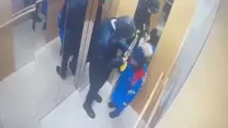 «Адам басына түспей, түсінбейді»: Лифтте балаға шабуыл жасаған жасөспірімнің анасы жылап қалды