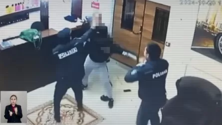 Батыс Қазақстанда әйелімен жанжалдасқан ер адам екі полицейді пышақтаған